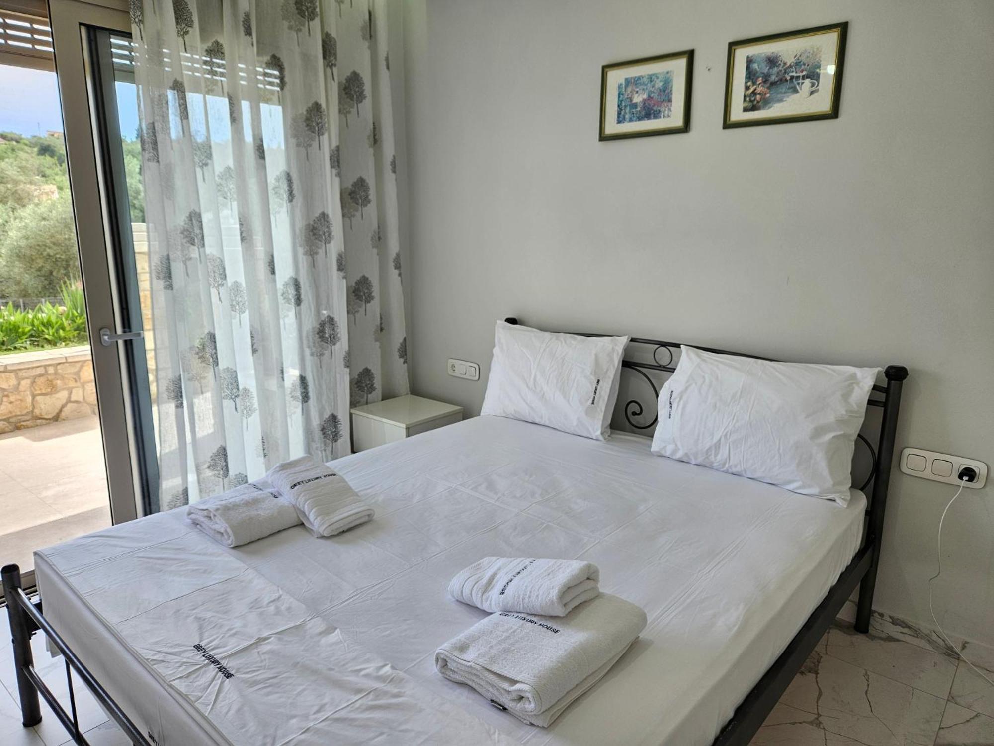 Grey Luxury House Apartment Ipsos Bagian luar foto